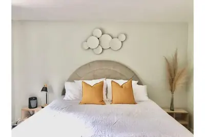 Image de Top Floor Suite of Historic Craftsman Downtown