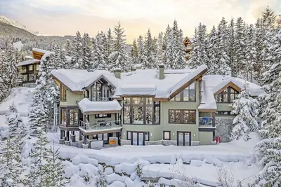 Image de Slope Side Chalet | Ski in Ski out | Kadenwood