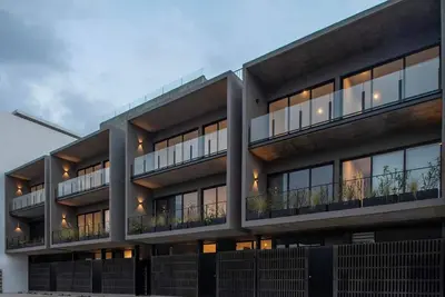 Contemporary New Apartment, 9 minutes walking from the beach. Marina roof views.