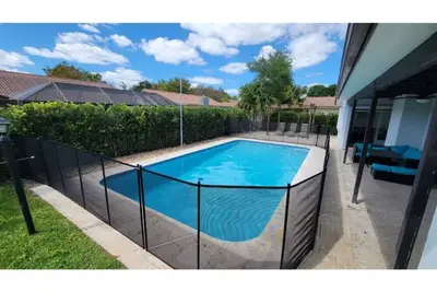 Image de Renovated 3 Bedroom +Den /2 bath Heated Pool House