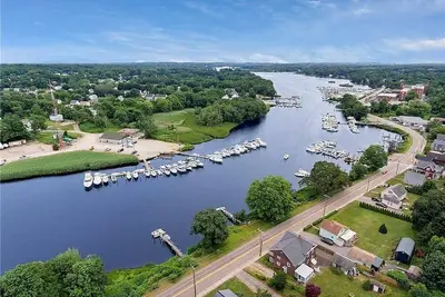 Image de Walk out of the house onto your Dock! Bring your Boat! Close to Everything!