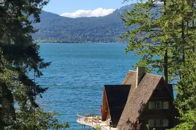 Image de Waterfront A-Frame with private dock