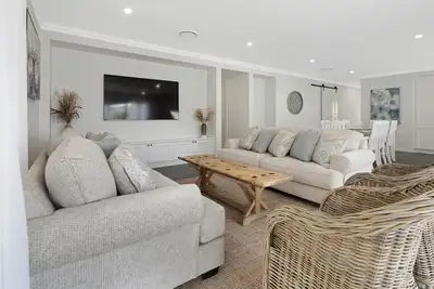 Image de 4 bedroom Hampton style home with theatre room. Close to Cbd and beaches