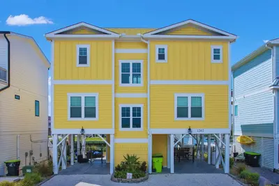 Image de Beautifully constructed home with great canal and waterway views!