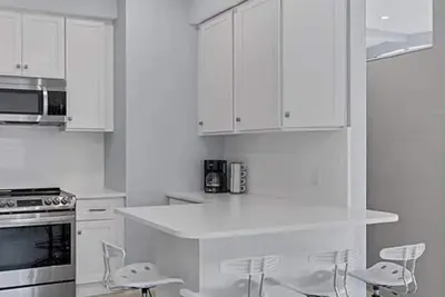 Image de 2nd floor 2bdrm/1. 5 bath 1 mi from Marina and downtown. Just 2 miles from beach!