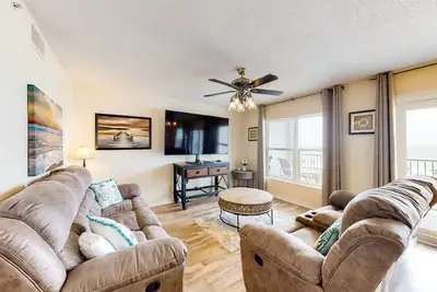 Image de 3rd-floor beachfront condo with Gulf views, pool, gym, balcony, W/D, central Ac