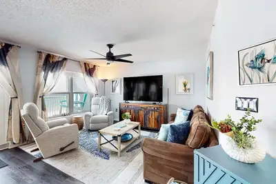 Image de Beachfront condo with gulf views, pool, gym, & private balcony