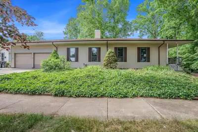 Image de Dog-friendly home near Lake Michigan with patio & firepit