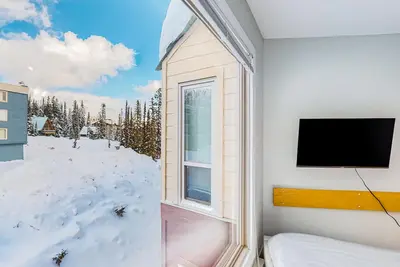 Image de Cozy studio with kitchenette, WiFi, & shared seasonal hot tub - walk to lifts