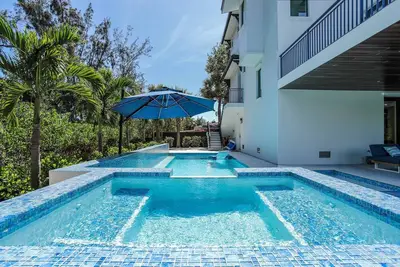 Image de 4 Bedroom Luxury Home | 5 Min Walk to Beach | Heated Pool | Dog Friendly | Elevator | 81\" Tv