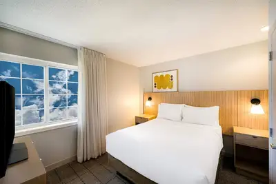 Image de Experience Colgate Clock! Spacious Suite! Near Light Rail!