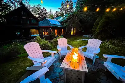 Image de Lots of Amenities, Pet Friendly, Sleeps 15, Private Hot Tub / Sauna and Fire Pit!