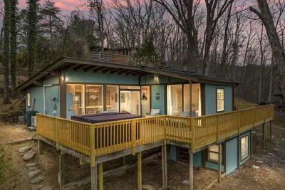 Image de Lazy Lake 3br Cabin w/ Mtn Views + Hot Tub +Wi-Fi