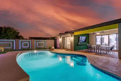 Image de Modern Old Town Home |Free Heated Pool | Hot Tub