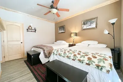 Image de Cozy 1br, 1ba for 4– Large Bedroom & Gas Fireplace