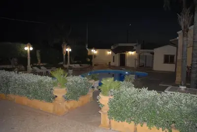 Prestigiosa e Singolre Villa Con Appartamento, Camere e Piscina ad uso esclusivo