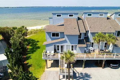 Image de Bright and beautiful 2 Bedroom Sound Front Townhouse/Pet Friendly!