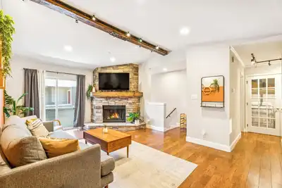 Image de King Bed Condo on Riverside; Great for Long Stays!