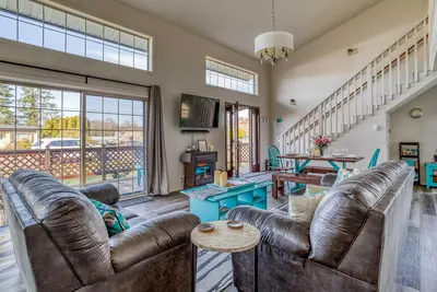 Image de Updated Bay City Home Has Sunny Great Room, Fenced Yard, Deck, and Game Room!