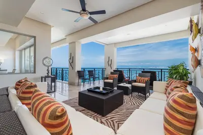 Image de Luxury, Amazing Views! Front and Centre Romantic Z
