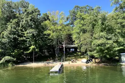 Image de Picture-Perfect Lakeside Cottage with Hot Tub