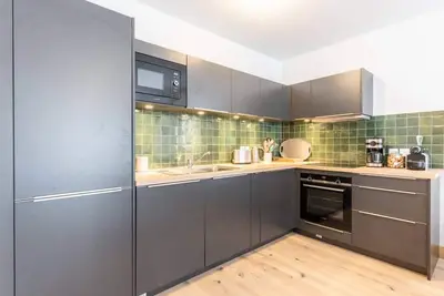Image de 380m des commerces, 4ème étage, vue montagne, balcon, parking, télévision, casier à ski, 72m²