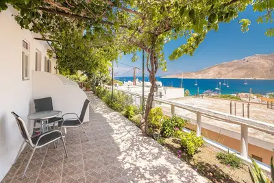 Image de Maison de vacances 'Panorama Tilos Apt A' avec vue sur la mer, Wi-Fi et climatisation
