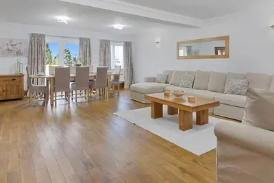 Image de Modern 8-Bed Home: Parking, Wi-Fi, 5 mins to Town