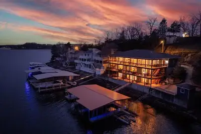 Image de Sleeps 26 lakefront w/ private dock & dance floor!