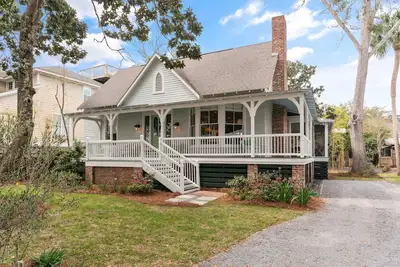 Image de Charming Remodeled Home Near Beaches – sleeps 8