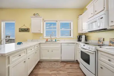 Image de Gulf-view home with private outdoor areas, Ac, & W\/D - dog-friendly