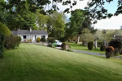 Beautiful cottage in peaceful location w/hot tub. 10mins from centre of Dundee.