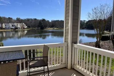 Image de Spacious 3bdrm lake view condo close to Everything!