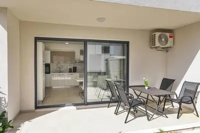 Bel appartement à Seget Donji