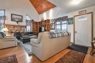 Image de Magnificent home with full kitchen & deck - golf, skiing, & snowboarding nearby