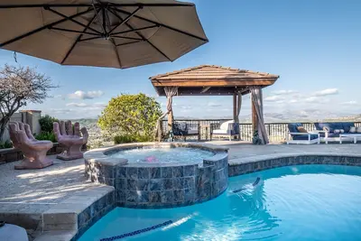 Image de A Walk in the Clouds: Stunning Views, Game Room, Pool & Hot Tub!