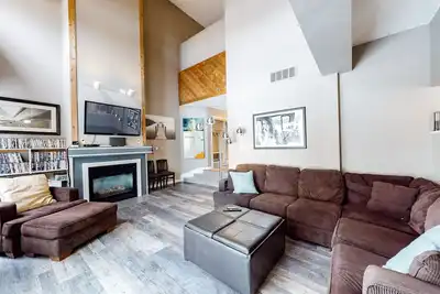 Image de Dog-friendly townhome with gas fireplace, patio, grill, W/D, & Ac - near slopes
