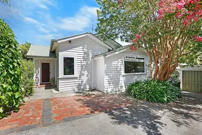 Image de Perfect central location, beautifully renovated home with large garden