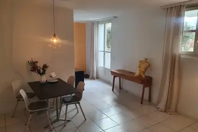 Image de Quiet, large garden apartment with free parking space