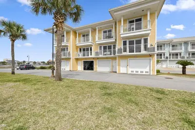Image de Beautiful 2 Bedroom, 2. 5 Bath Townhouse on Sabine Bay w\/ Elevator!
