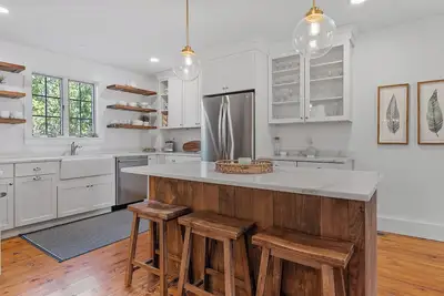 Image de Beautiful downtown Newport 2 bedroom steps to Thames St restaurants and shopping