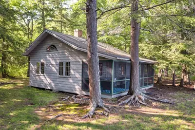 Image de Pet Friendly Cabin on Lake Winnipesaukee with Dock Sleeps 4