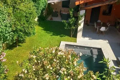 Mas de ville avec piscine dans son cocon de verdure - Esprit Industriel