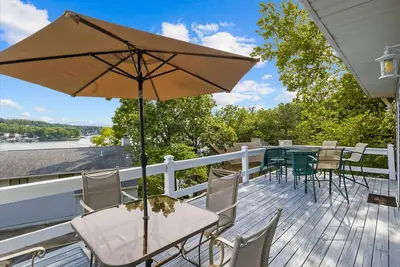 Image de Rustic lake-view home with dock access - near golf & fishing hot spots