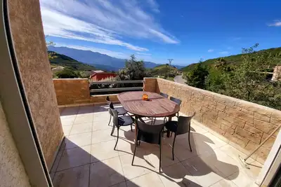 Image de Haut de villa 170m2, grande terrasse, au calme à la campagne.