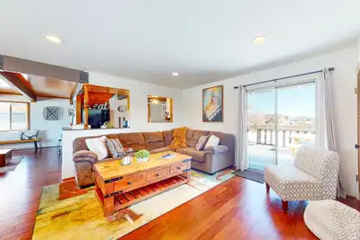 Image de Multi-level home with fenced yard, grill, fireplace, & washer/dryer