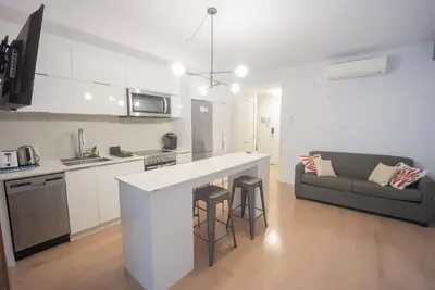 Image de Magnificent condo  in downtown with parking -   5 mins to Metro