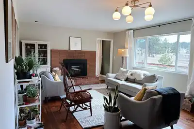 Image de Home in the Woods - 5 acres, fire pit, bbq, quick access to city
