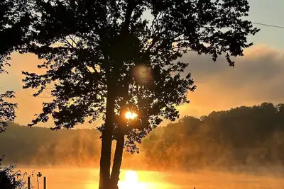 Image de Lakehouse with beautiful setting, public boat launch within walking distance.