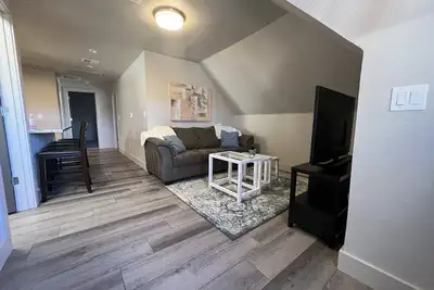 Image de S Broadway 2 bed getaway w Parking - 98 walk score